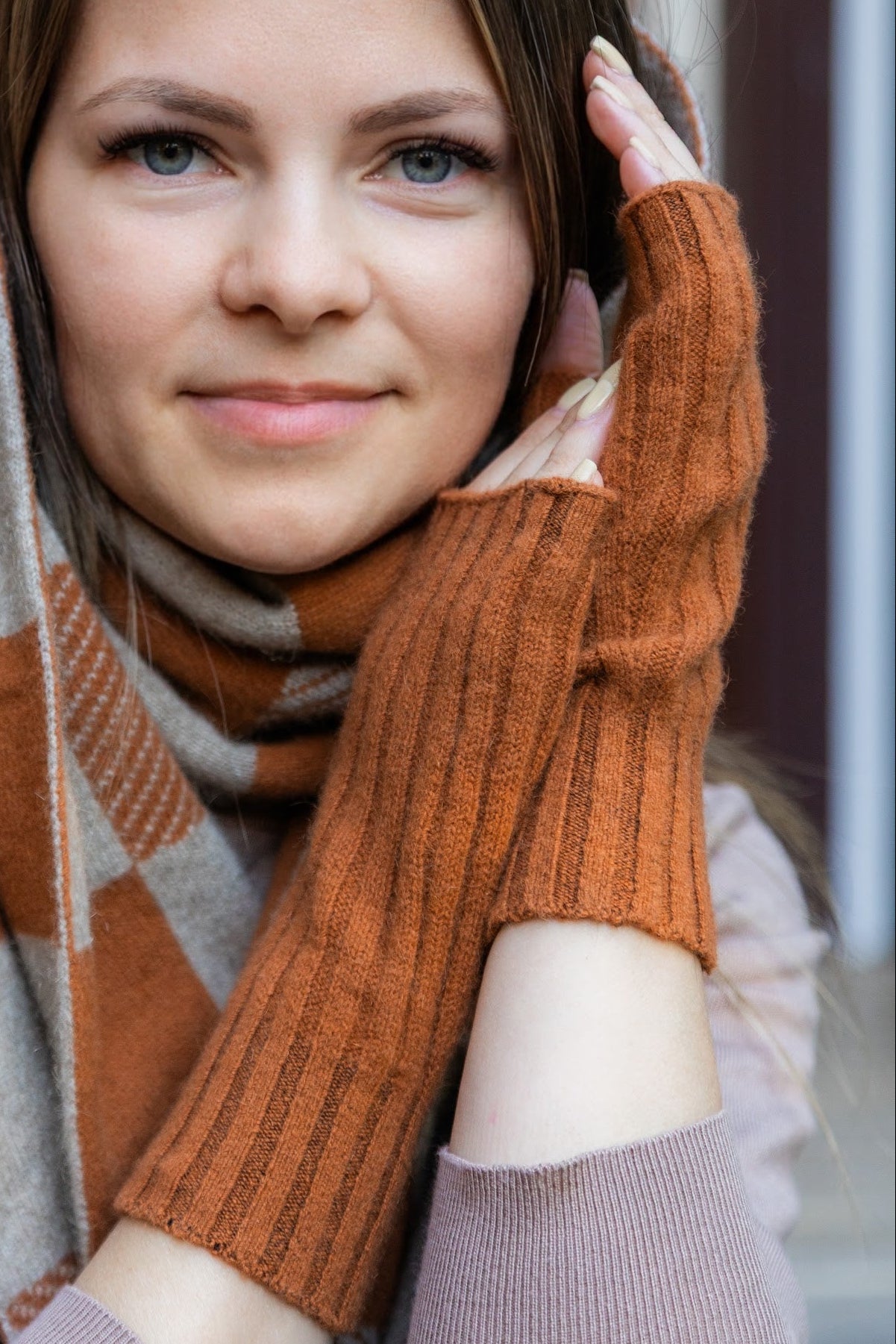 Possum Merino Rib Handwarmer Main image