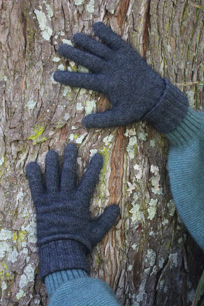 Turn Back Possum Merino Gloves Secondary image