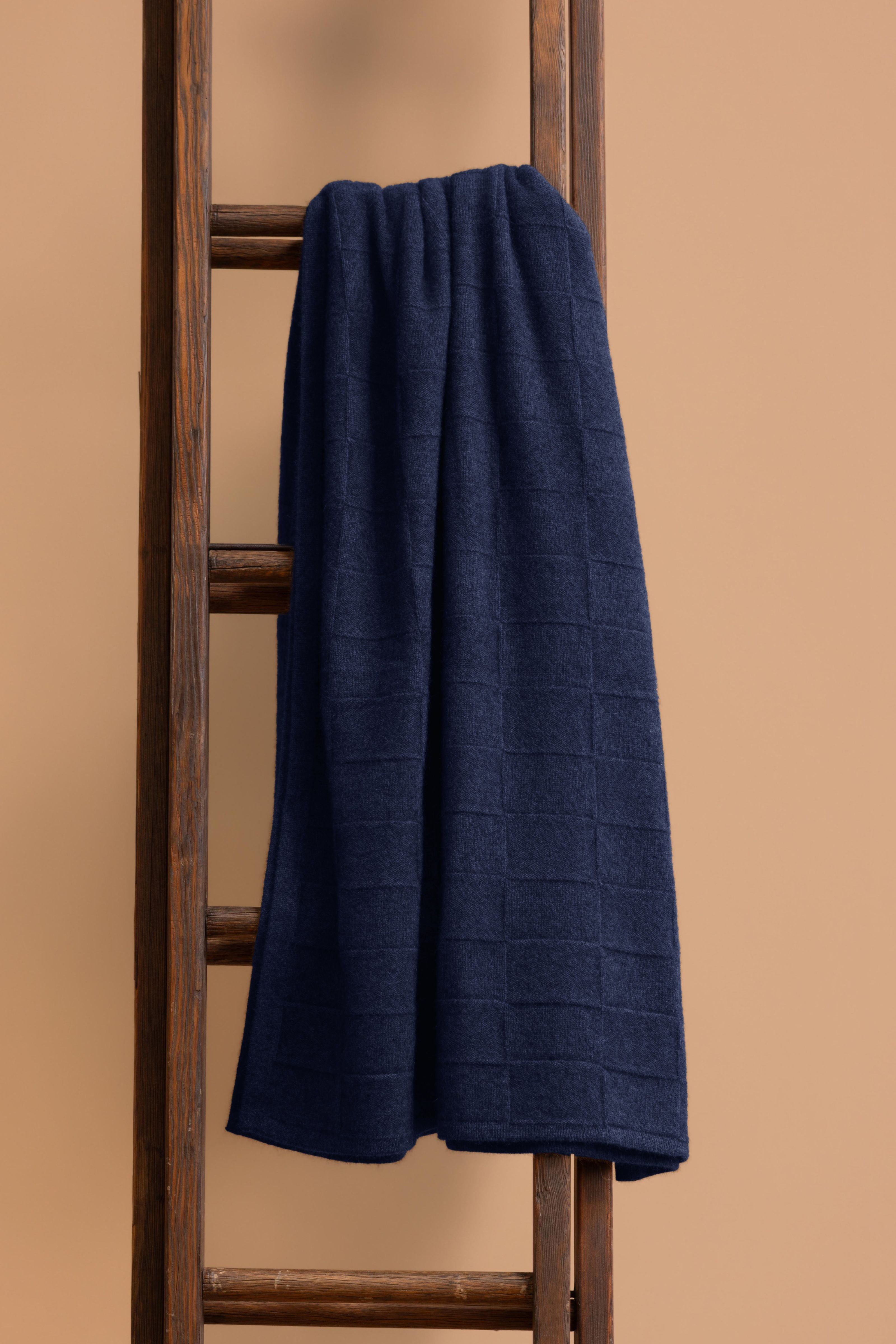 Queen Possum Merino Throw Secondary image