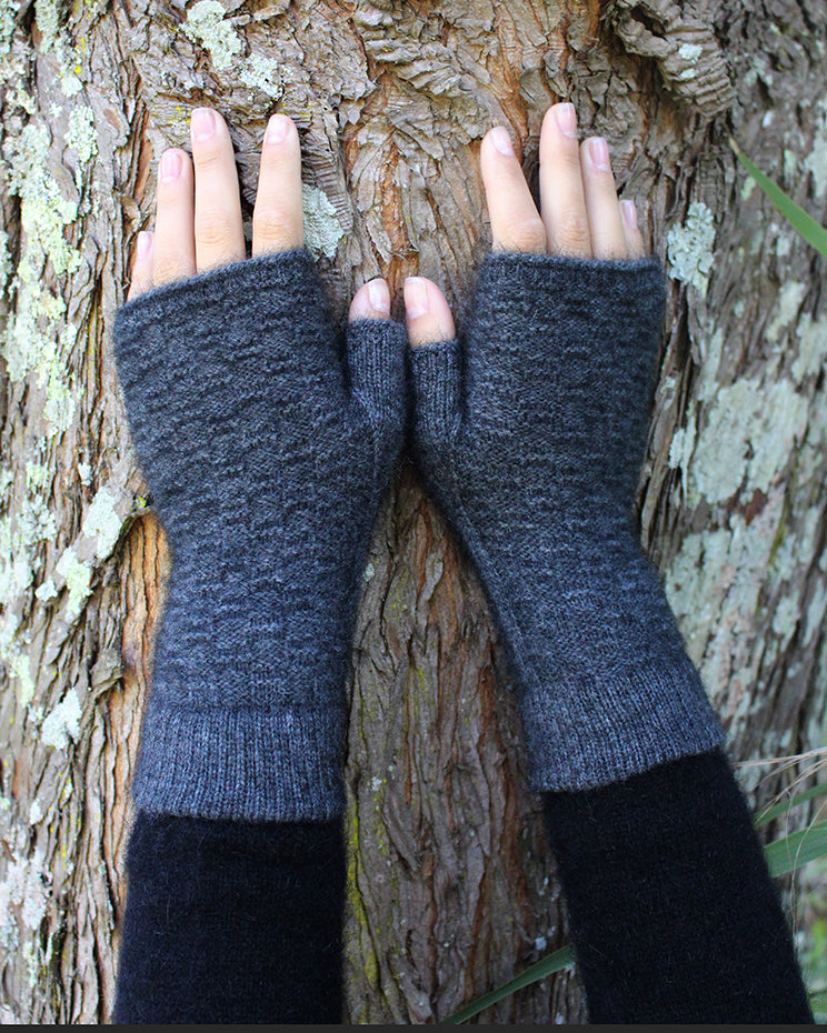 Dash Possum Merino Fingerless Mitten Secondary image